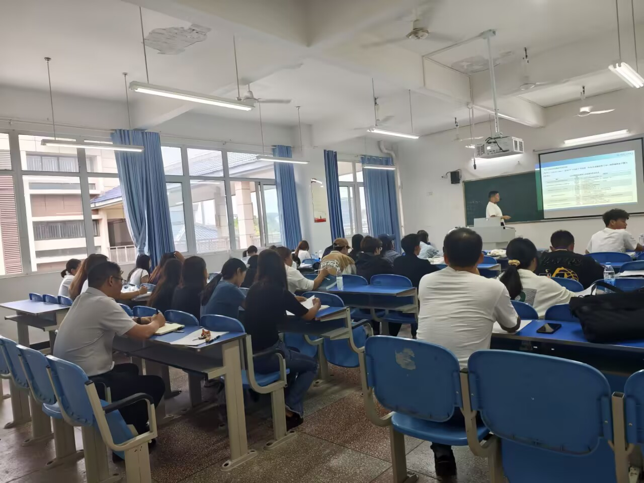 凝心聚力抓教学——学院开展2026年秋季学期开学第一周教学检